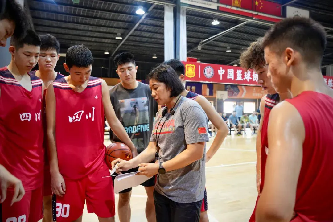为什么参加篮球辅导可以帮助孩子更好地成长_0
